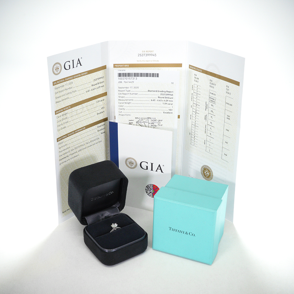 ティファニーのダイヤモンドリングと純正ボックス、GIAダイヤモンド鑑定書。プラチナ素材のティファニー セッティング エンゲージリング