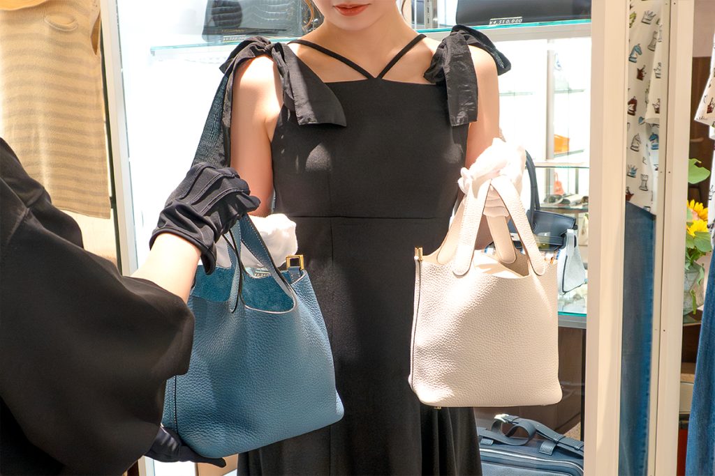 YOCHIKA京都店でエルメスのバッグを実際に持ち、サイズやカラーを比較するSECOND MAISON LOUNGEの体験風景