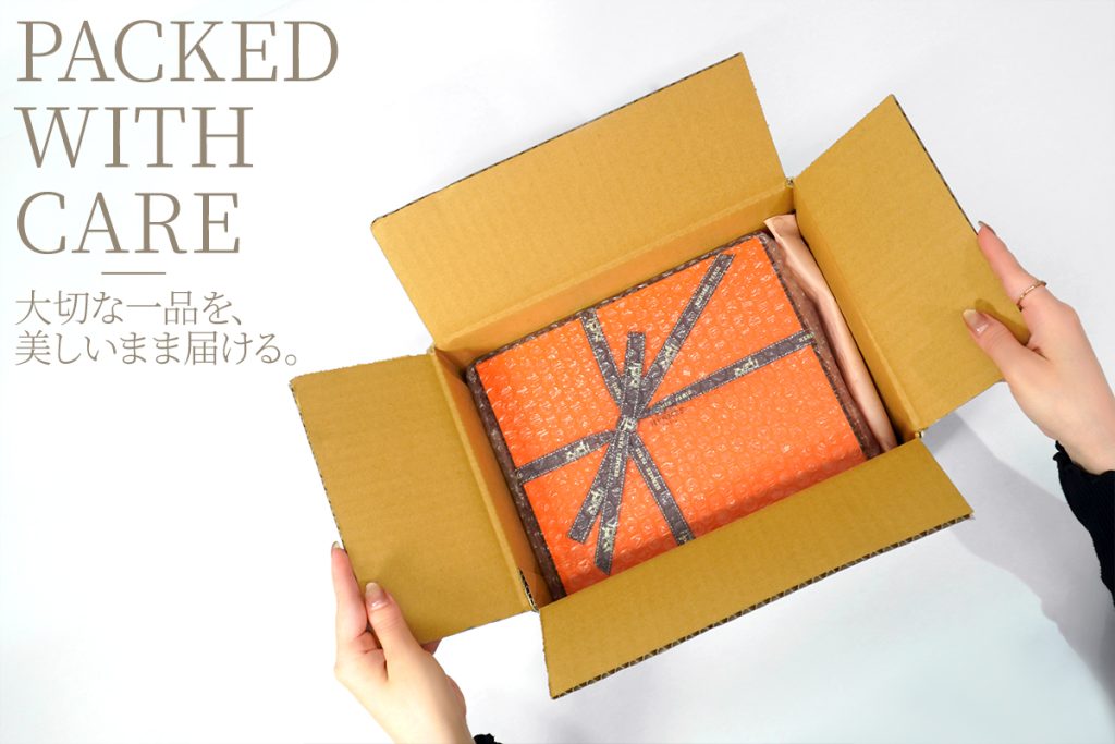 YOCHIKAの梱包用ダンボールに収められたリボン付きエルメスボックス